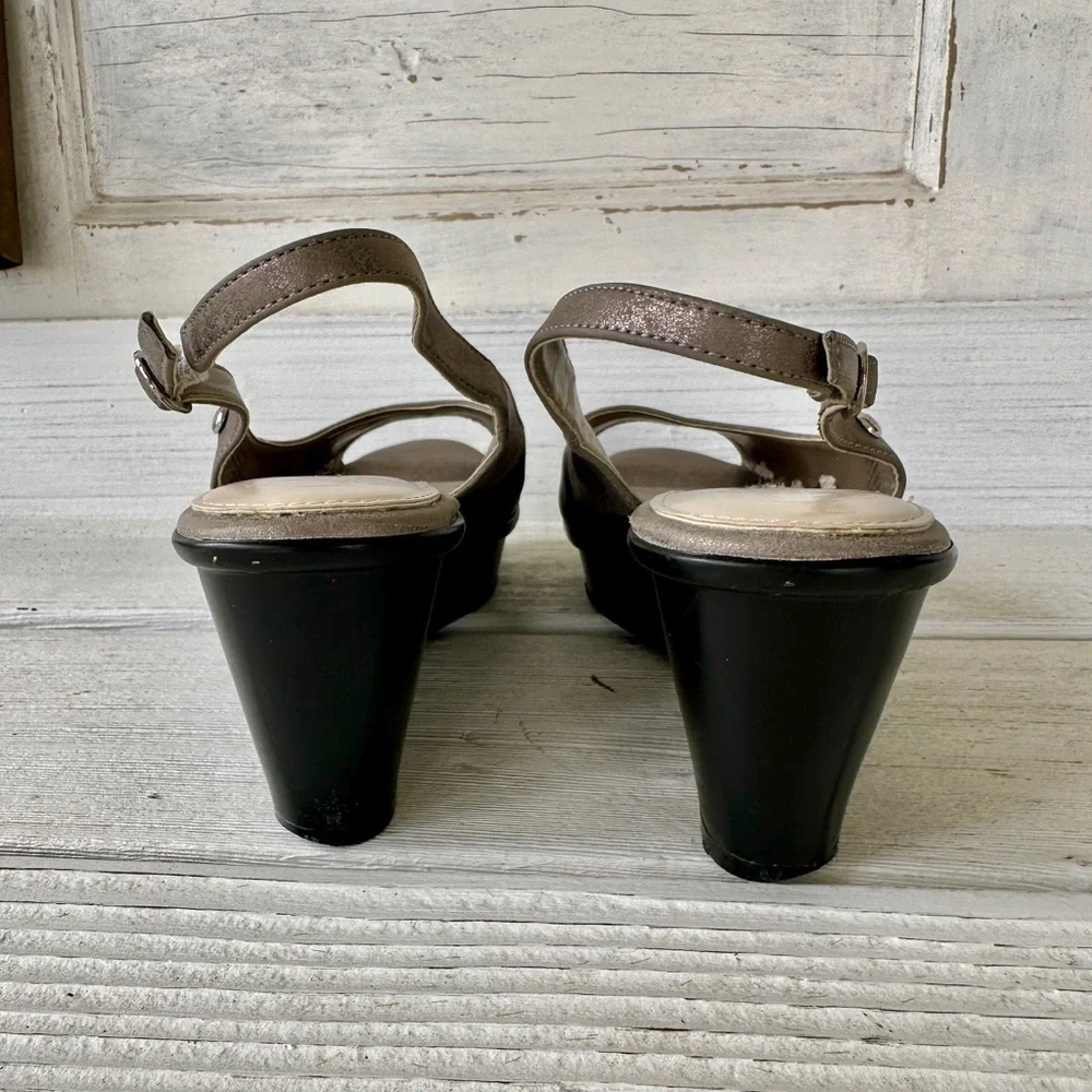 DANA BUCHMAN, WEDGE SANDALS. SILVER METALLIC, SLINGBACK WITH CUTOUT WEDGE.SIZE9M - Picture 6 of 9